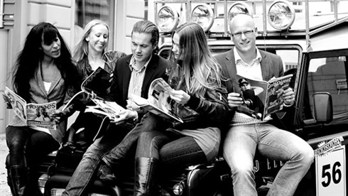 läser tidningar